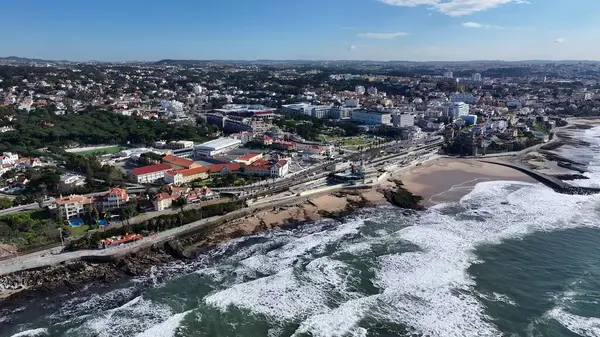 Lizbon 'un Cascais bölgesindeki Estoril Sahili. Yukarıdan canlı bir şehrin telaş ve koşuşturmasını yakalamak. Ada Hayatı Manzarası Huzurlu Güzel. Huzurlu. Lizbon 'un Cascais Bölgesi.