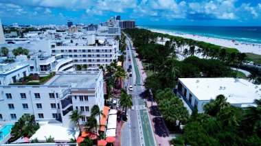 Miami Beach Florida 'da Ocean Drive. Yukarıdan canlı bir şehrin telaş ve koşuşturmasını yakalamak. Cennet Adası Manzarası Minnettar Güzel. Yaz Zamanı Minnettar Kıyı.