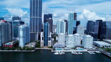 Miami Skyline, Florida Birleşik Devletleri. Şehir merkezindeki High Rise Binası ve Yoğun Trafik. Şehir Gökyüzü Arkaplanı Kentsel. Şehir merkezinin yukarısında. Miami Florida.