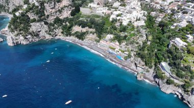 Positano Salerno İtalya 'daki Amalfi Sahili. Büyüleyici Tropikal Sahne Sahnesi Yukarıdan Görünüyor. Cennet Adası Manzarası Minnettar Güzel. Yaz zamanı Grateful Coast. Positano Salerno.