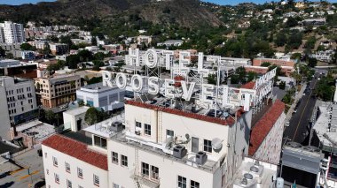 Hollywood Roosevelt, Los Angeles California Birleşik Devletleri. Highrise Binası şehir merkezinin siluetine hükmediyor. Şehir merkezindeki iş dünyası. Şehir merkezinin dışı Geniş Panning.