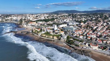 Lizbon 'un Cascais bölgesindeki Cascais Skyline. Çağdaş binalarla dolu şehir merkezinin havadan görünüşü. Shore Sky Clouds Plaj Denizi. Uluslararası Plaj Panoraması.