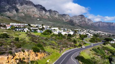 Cape Town 'daki sahil yolu Güney Afrika Burnu. Otobanda yoğun trafiğin nefes kesici hava manzarası var. Endüstriyel Peyzaj Ticari Binası Güzel. Endüstriyel Şehir.