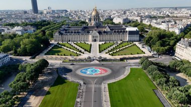 Des Invalides Müzesi Paris Ile De France 'da. İnsansız hava aracı, etrafı gür ağaçlarla çevrili kaldırımlı bir bahçe yakalıyor. Altyapı Skyline Panoramic City View Awesome. Altyapı Şehir Manzarası.