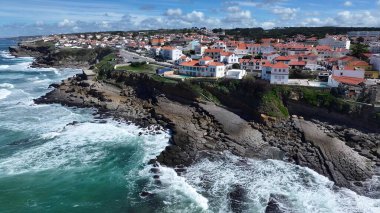 Lizbon 'un Sintra bölgesindeki sahil köyü. Bereketli bir tropikal sahil manzarasının nefes kesici görüntüsü. Sahil Gökyüzü Sahil Kıyısı Yaz Zamanı. Deniz kenarında Panoramik.