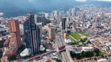 Bogota Bölgesi Başkenti Kolombiya 'daki Bogota Skyline. Yukarıdan canlı bir şehrin telaş ve koşuşturmasını yakalamak. Metropolitan Skyline Binaları Güzel. Bina Mimarlığı Şirketi.