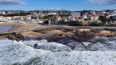 Lizbon 'un Cascais bölgesindeki Cascais Skyline. Şehir Skyline Modern ve Geleneksel Mimariyi Gösteriyor. Terk edilmiş Skyline Sezon Arzusu. Sezon Rıhtım Kıyısı.