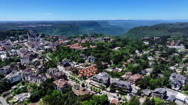 Gramado Rio Grande Do Sul Brazil 'de Gramado Skyline. Şehir Skyline Modern ve Geleneksel Mimariyi Gösteriyor. İş Bulutları Gökyüzü Şehir Merkezi. Geniş İş Döndürme.