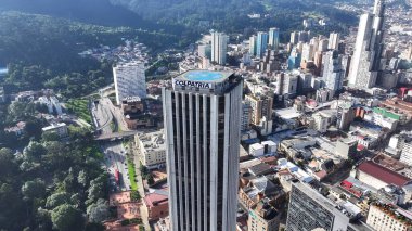 Bogota Cundinamarca Kolombiya 'daki Bogota DC. Modern Cam Gökdelen, Hareketli Şehrin Üzerinde Yükseliyor. Endüstriyel Peyzaj Ticari Binası Güzel. Endüstriyel kasaba. Bogota Cundinamarca.