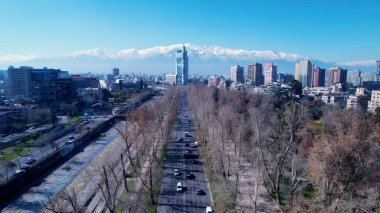 Santiago Skyline Şili 'de. Şehir Skyline Modern ve Geleneksel Mimariyi Gösteriyor. Metropolitan Peyzaj Ticari Binası Çarpıcı. Metropolitan Atılgan Kasabası. Santiago Şili.