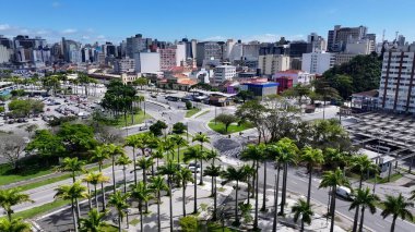 Florianopolis 'teki Florianopolis Skyline, Santa Catarina Brezilya. Yüksek binaları ve trafiği olan hareketli bir şehrin havadan görünüşü. Şehir merkezindeki iş dünyası. İş Geçmişi Ünlüdür.