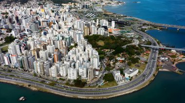 Florianopolis Santa Catarina Brezilya şehir merkezi. Yüksek katlı binaların ve şehir yaşamını gösteren trafik gösterilerinin havadan görüntüsü. Şehir merkezindeki İş Gökyüzü Arkaplanı.