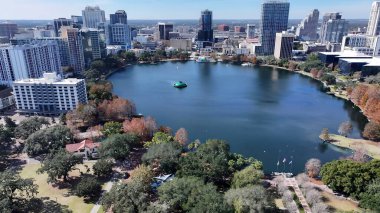 Orlando Florida 'daki Eola Parkı. Yukarıdan canlı bir şehrin telaş ve koşuşturmasını yakalamak. Altyapı Skyline Panoramic City View Awesome. Altyapı Şehir Manzarası.