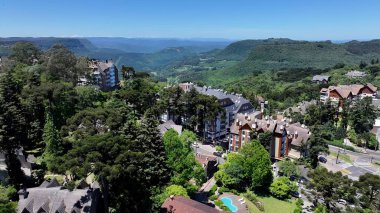 Gramado Rio Grande Do Sul Brazil 'de Gramado Skyline. İnsansız Hava Aracı Halk Konutlarını Gösteriyor. Metropolitan Peyzaj Ticari Binası Çarpıcı. Metropolitan Atılgan Kasabası.