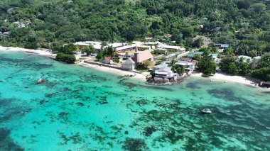 Mahe Adası 'ndaki Anse Royale Plajı Victoria Seyşeller. Turkuaz Okyanus Dalgaları Tropik Sahile Yavaşça Çarpıyor. Horizon Sahili Denizi kıyısında. Açık Sahil Panoramik. Mahe Adası Victoria.