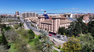 Valencia Valence Community İspanya Güzel Sanatlar Müzesi. Şehrin ünlü bölgesindeki ortaçağ binasının kuş bakışı görüntüsü. İş Bulutları Gökyüzü Şehir Merkezi. Geniş İş Döndürme.