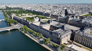 Paris 'teki Louvre Müzesi Ile De France. Şehir merkezindeki High Rise Binası ve Yoğun Trafik. İş Bulutları Gökyüzü Şehir Merkezi. Özgeçmişleri meşhurdur. Fransa ile Paris.