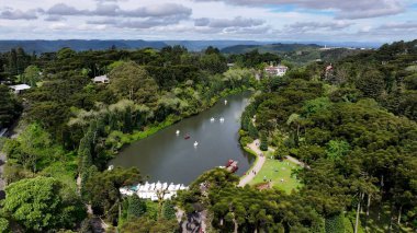 Negro Lake In Gramado Rio Grande Do Sul Brazil. İnsansız hava aracı, etrafı gür ağaçlarla çevrili kaldırımlı bir bahçe yakalıyor. Endüstriyel Peyzaj Ticari Binası Güzel. Endüstriyel Şehir.