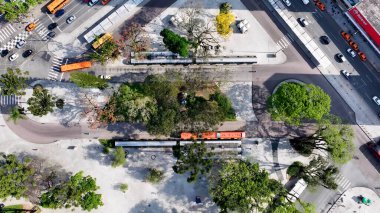 Curitiba Parana Brezilya 'daki Rui Barbosa Meydanı. Yüksek katlı binaların ve şehir yaşamını gösteren trafik gösterilerinin havadan görüntüsü. Şehir merkezindeki iş dünyası. İş geçmişleri ünlüdür. Curitiba Parana.