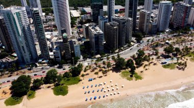 Pernambuco Brezilya 'daki Boa Viagem Plajı. Şehrin canlı semtindeki ünlü binanın kuş bakışı görüntüsü. Kıyı Bulutları Gökyüzü Sahil Denizi. Deniz kenarındaki panoramik. Recife Pernambuco.
