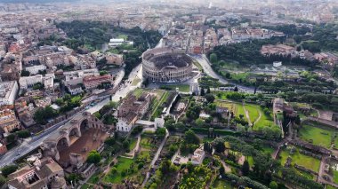 Roma 'daki Arkeoloji Parkı Lazio İtalya. Şehrin ünlü bölgesindeki ortaçağ binasının kuş bakışı görüntüsü. Şehir Gökyüzü Arkaplanı Kentsel. Açık Arkaplan Panoramik Şehir. Roma Lazio.