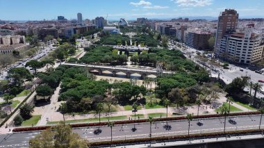 Valencia Valence Community İspanya 'daki Turia Gardens. Yukarıdan canlı bir şehrin telaş ve koşuşturmasını yakalamak. Metropol Manzarası Panoramik Şehir Manzarası Güzel. Kentsel Panoramik Şehir Görünümü.