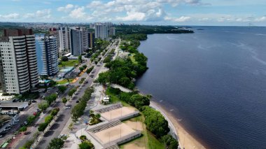 Manaus Amazonas Brezilya 'daki Urban Beach. Sersemletici Nehir, Bereketli Tropikal Yağmur Ormanları 'ndan Geçiyor. Şehir Gökyüzü Arkaplanı Kentsel. Şehir merkezinin yukarısında. Manaus Amazonas.