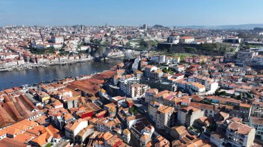 Gaia Skyline in Vila Nova De Gaia Porto Bölgesi Portekiz. İnanılmaz Skysraper 'lar ve caddedeki trafik yukarıdan izleniyor. İş Bulutları Gökyüzü Şehir Merkezi. Arkaplan Panoramik Şehir.