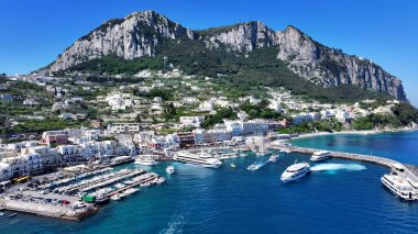 Napoli Campania İtalya 'da Capri Skyline. Harika bir sahnede yelken açarken nefes kesici bir hava manzarası. Sahil Gökyüzü Sahil Kıyısı Yaz Zamanı. Deniz kenarındaki panoramik. Napoli Campania.