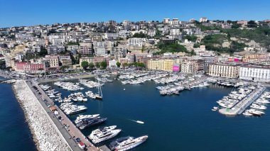 Napoli 'nin silueti Napoli Campania İtalya' da. Güneşli bir günde turistlerle tekne gezintisi yapmak. Şehir merkezindeki iş dünyası. İş geçmişleri ünlüdür. Napoli Campania.