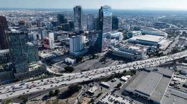 Los Angeles şehir merkezi, Los Angeles, Kaliforniya Birleşik Devletleri. Kuşlar, sokaklar ve binalarla çarpıcı şehir manzarasına bakıyor. Endüstriyel Peyzaj Ticari Binası Güzel.