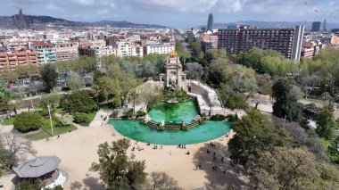 İspanya 'daki Ciutadella Parkı. Yeşillik ağaçlarıyla çevrili yeşil alanın havadan görünüşü. Şehir merkezindeki iş dünyası. İş geçmişleri ünlüdür. Barselona İspanya.