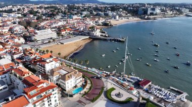 Lizbon 'un Cascais bölgesindeki Cascais Skyline. Yüksek katlı binaların ve şehir yaşamını gösteren trafik gösterilerinin havadan görüntüsü. Kıyı Bulutları Gökyüzü Sahil Denizi. Deniz kenarındaki Panoramik.