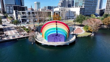 Orlando Florida 'daki Eola Parkı. Gökdelenleri Şehir Merkezi Şehir Yaşamını Yansıtıyor. Şehir Gökyüzü Arkaplanı Kentsel. Şehrin yukarısında. Orlando Florida.