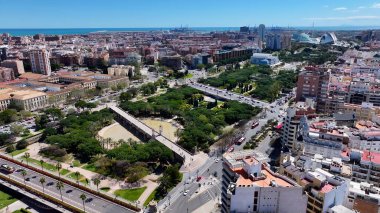 Valencia İspanya 'daki Turia Bahçeleri. Ünlü Botanik Bahçesi şehri geziyor. Altyapı Skyline Gökdelenleri çarpıcı. Altyapı Mimarlık Şirketi. Valencia İspanya.