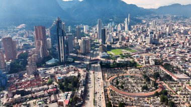 Bogota Cundinamarca Kolombiya 'daki Bogota Skyline. Şehir Skyline Modern ve Geleneksel Mimariyi Gösteriyor. Şehir Gökyüzü Arkaplanı Kentsel. Şehrin yukarısında. Bogota Cundinamarca.