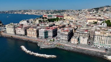 Napoli 'nin silueti Napoli Campania İtalya' da. Kristal berrak sularla sersemletici sahilin havadan görünüşü. İş Bulutları Gökyüzü Şehir Merkezi. İş dünyası geniş çaplı. Napoli Campania.