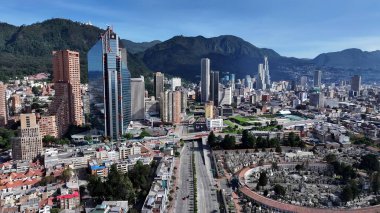 Bogota Cundinamarca Kolombiya 'daki Bogota Skyline. İnanılmaz Skysraper 'lar ve caddedeki trafik yukarıdan izleniyor. Şehir merkezindeki iş dünyası. İş geçmişleri ünlüdür. Bogota Cundinamarca.