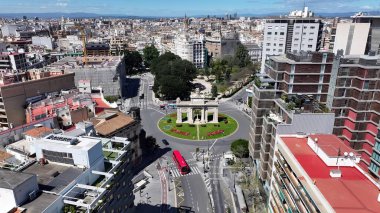 Valencia Valence Community İspanya Deniz Kapısı. Kuşlar, sokaklar ve binalarla çarpıcı şehir manzarasına bakıyor. Şehir Gökyüzü Arkaplanı Kentsel. Açık Arkaplan Panoramik Şehir.
