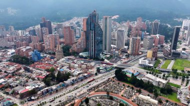Bogota Bölgesi Kolombiya Finans Merkezi. Yüksek katlı binaların ve şehir yaşamını gösteren trafik gösterilerinin havadan görüntüsü. İş Bulutları Gökyüzü Şehir Merkezi. Arkaplan Ünlü.