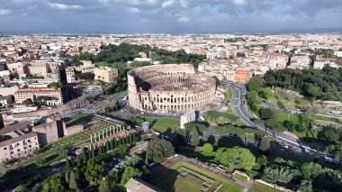 Roma Kolezyumu, Lazio İtalya. Şehrin ünlü bölgesindeki ortaçağ binasının kuş bakışı görüntüsü. Şehir Gökyüzü Arkaplanı Kentsel. Açık Arkaplan Panoramik Şehir. Roma Lazio.