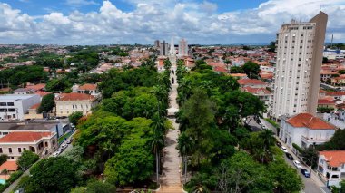 Mococa Sao Paulo Brezilya 'daki ünlü kilise. Skyline 'a hükmeden kilise binasının havadan görünüşü. Şehir Bulutları Gökyüzü Arkaplanı Şehir. Şehir dışındaki ünlü. Mococa Sao Paulo.