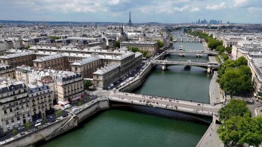 Fransa 'nın Paris Adası' ndaki Paris Skyline. Paris Skyline turizm simgeleri ve binalarla çevrili. Şehir Gökyüzü Bulutları Şehir Arkaplanı. Şehir merkezinde Geniş Arkaplan.