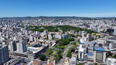 Porto Alegre Skyline In Porto Alegre Rio Grande Do Sul Brazil. Kuşlar, sokaklar ve binalarla çarpıcı şehir manzarasına bakıyor. Şehir Gökyüzü Arkaplanı Kentsel. Açık Arkaplan Panoramik Şehir.