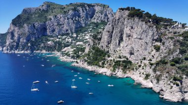 Napoli 'deki Capri Adası, Campania İtalya. Büyüleyici Tropikal Sahne Sahnesi Yukarıdan Görünüyor. Ada Hayatı Manzarası Huzurlu Güzel. Huzurlu. Napoli Campania.