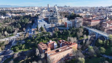 Madrid 'deki Madrid Skyline. Gökdelenleri Şehir Merkezi Şehir Yaşamını Yansıtıyor. Şehir Gökyüzü Arkaplanı Kentsel. Şehir merkezinin yukarısında. Madrid İspanya.
