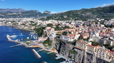 Napoli Campania İtalya 'sında Sorrento Skyline. Yüksek katlı binaların ve şehir yaşamını gösteren trafik gösterilerinin havadan görüntüsü. Shore Clouds Plaj Denizi. Shore Panning Wide 'da. Napoli Campania.