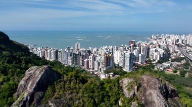 Vitoria Espirito Santo Brezilya 'daki sahil plajı. Yaz tatilinde harika bir sahil manzarası olan kuş bakışı. Şehir Gökyüzü Arkaplanı Kentsel. Şehrin yukarısında. Vitoria Espirito Santo.