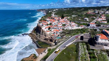 Azenhas, Lizbon 'un Sintra Bölgesi' ndeki Mar Plajı 'nda. Turkuaz Okyanus Dalgaları Tropik Sahile Yavaşça Çarpıyor. Şehir merkezinde Gökyüzü Bulutları. Şehir merkezinin dışında. Ünlü..