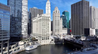 Chicago Riverwalk, Chicago Illinois Birleşik Devletleri. Yüksek binaları ve trafiği olan hareketli bir şehrin havadan görünüşü. Şehir merkezindeki iş dünyası. Şehir merkezinin dışı Geniş Panning.